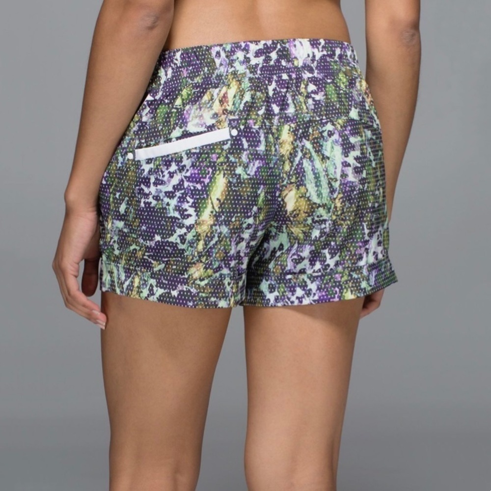 Lululemon Spring Break Away Short,‎ Floral Sport